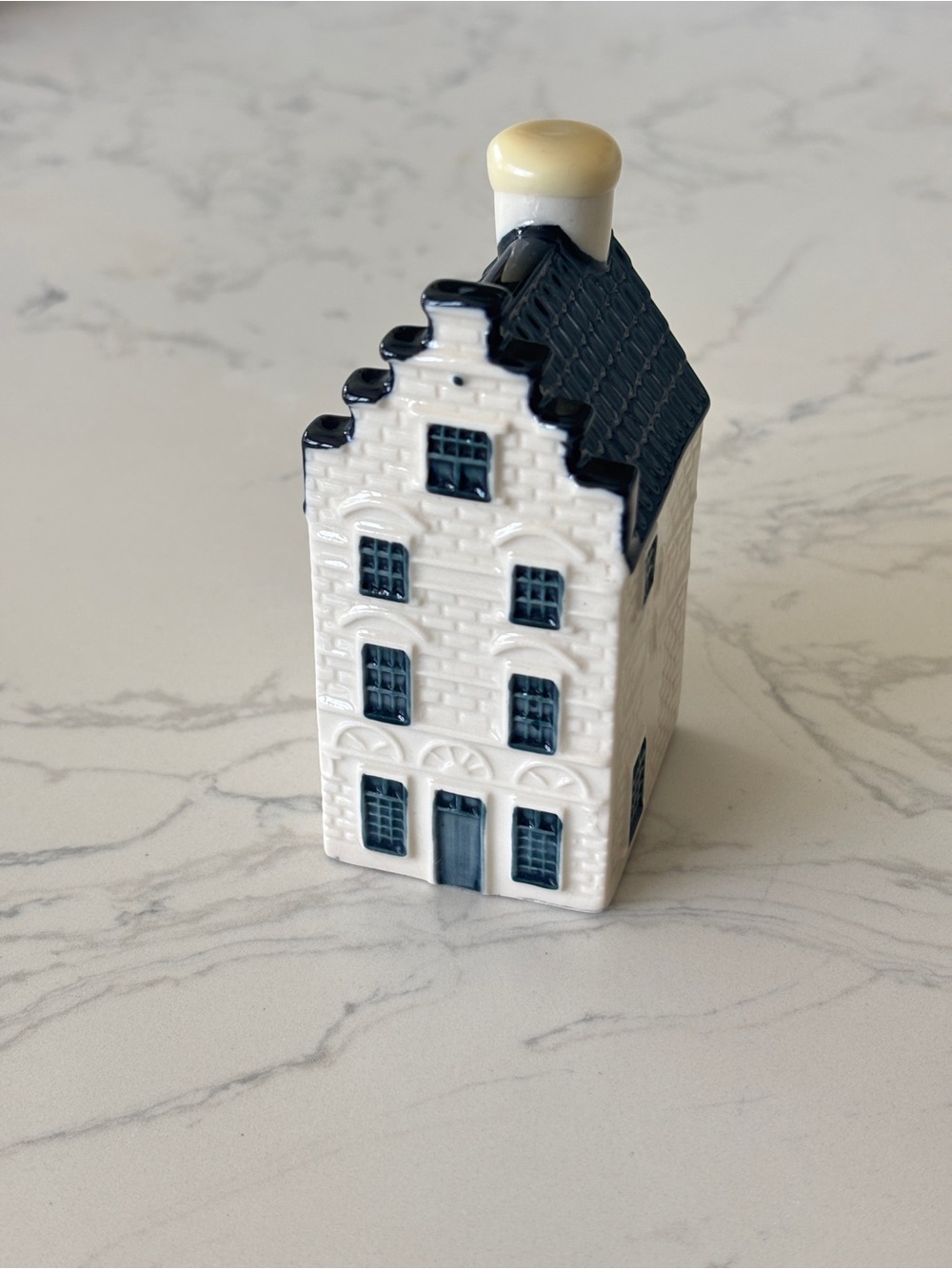 KLM #34, Blue Delft House by BOLS